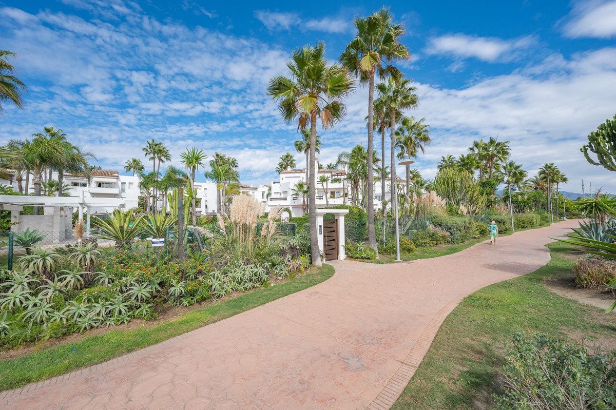 Middle Floor Apartment in Estepona, Costa del Sol – 2 beds – 995000 € - photo 28 of 31