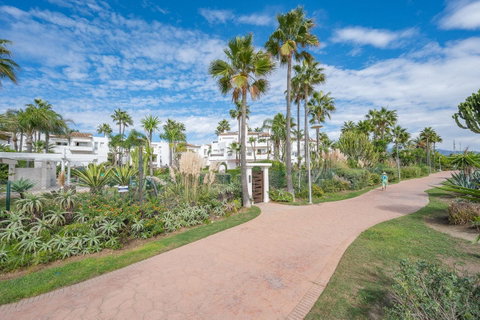 Middle Floor Apartment in Estepona, Costa del Sol – 2 beds – 995000 € - photo 28 of 31