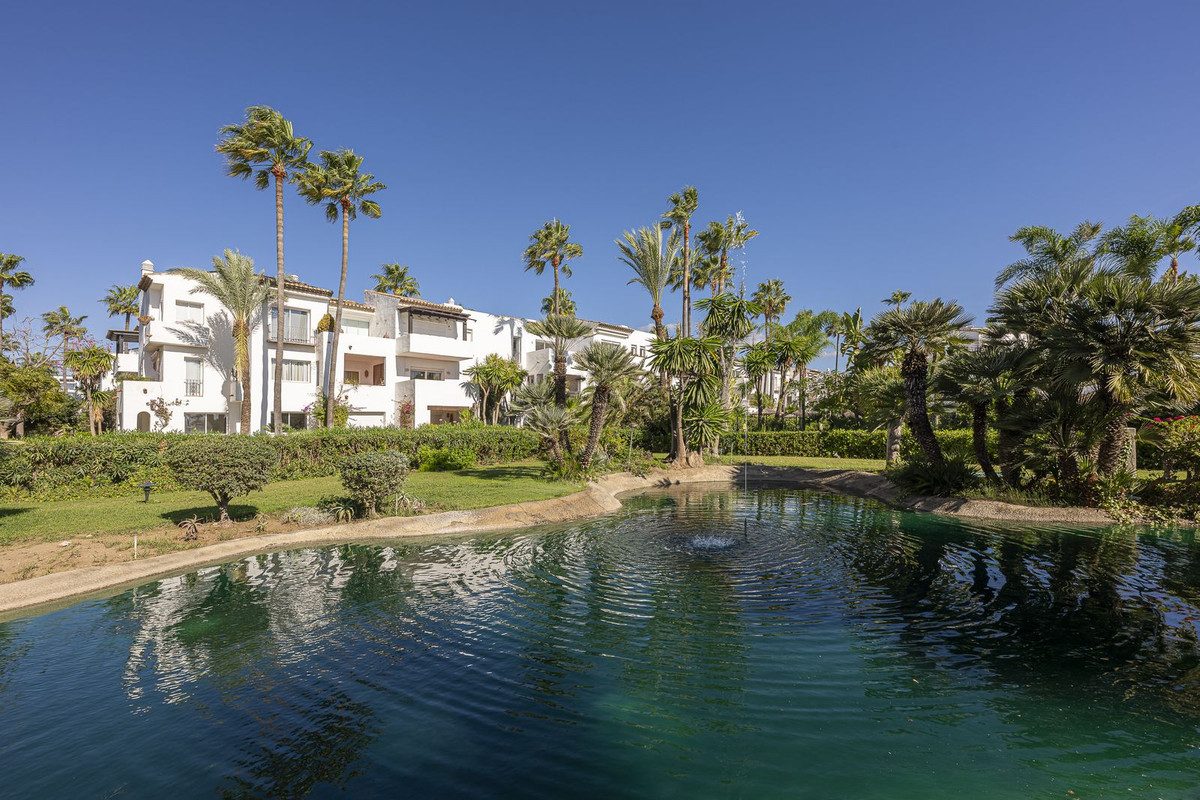 Middle Floor Apartment in Estepona, Costa del Sol – 2 beds – 995000 € - photo 29 of 31