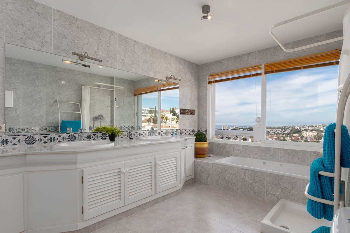Detached Villa in Mijas, Costa del Sol – 5 beds – 1650000 € - photo 28 of 37