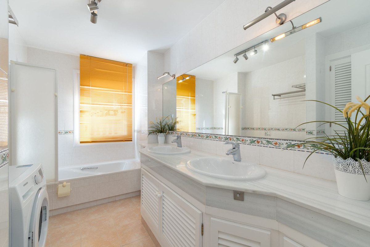 Detached Villa in Mijas, Costa del Sol – 5 beds – 1650000 € - photo 31 of 37