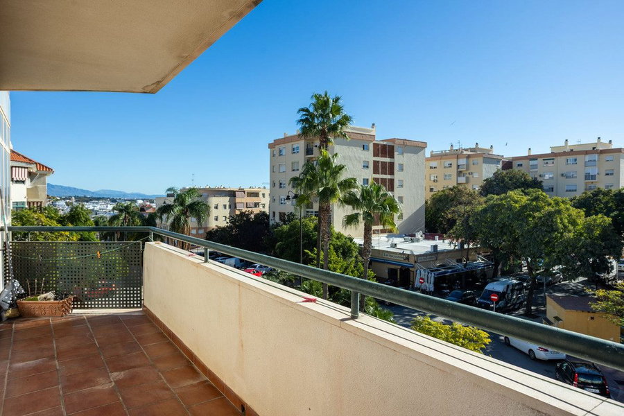 Middle Floor Apartment in Estepona, Costa del Sol – 3 beds – 485000 € - photo 1 of 28