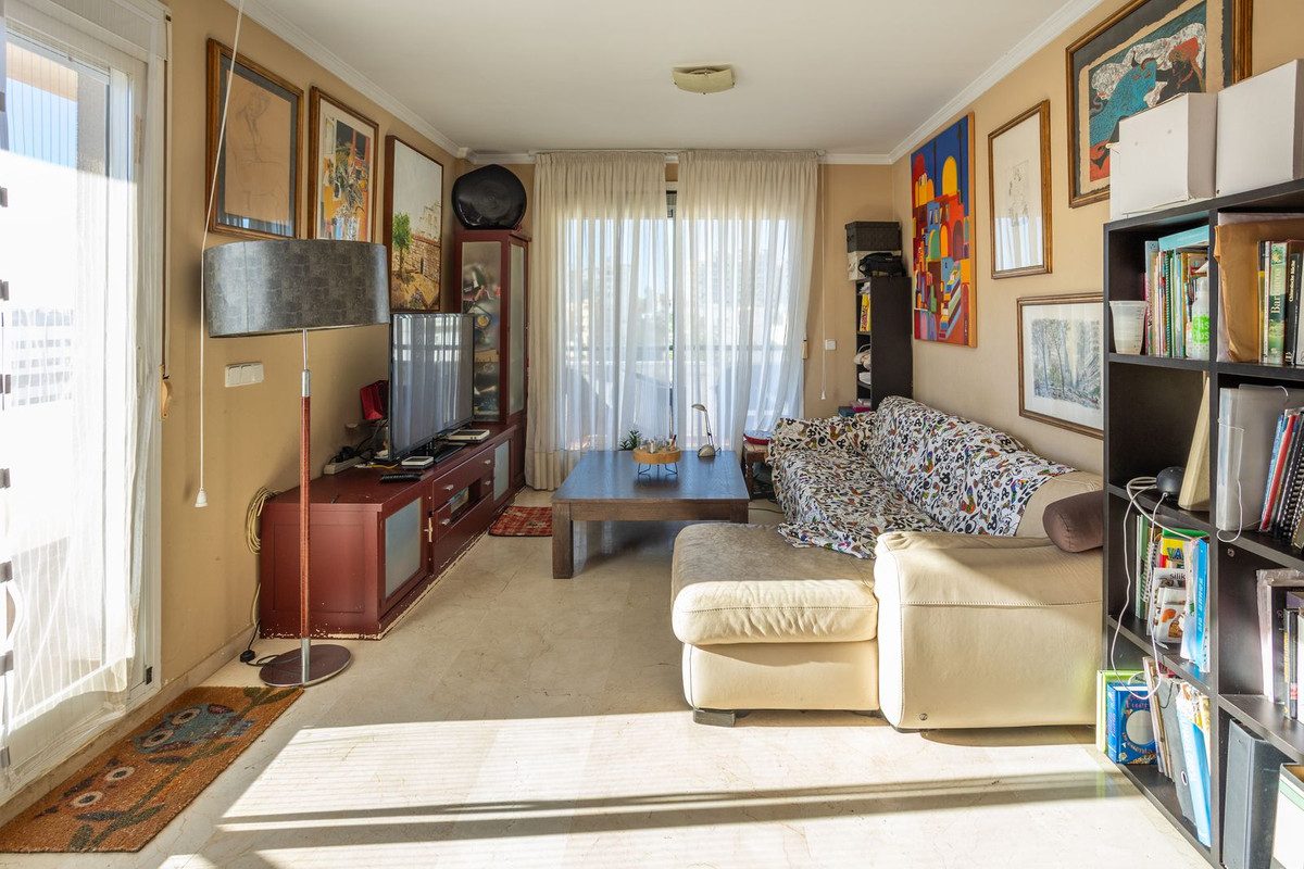 Middle Floor Apartment in Estepona, Costa del Sol – 3 beds – 485000 € - photo 4 of 28