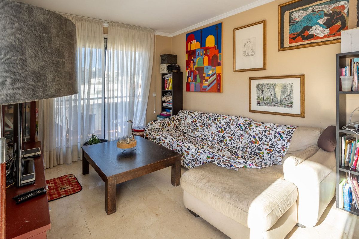 Middle Floor Apartment in Estepona, Costa del Sol – 3 beds – 485000 € - photo 5 of 28