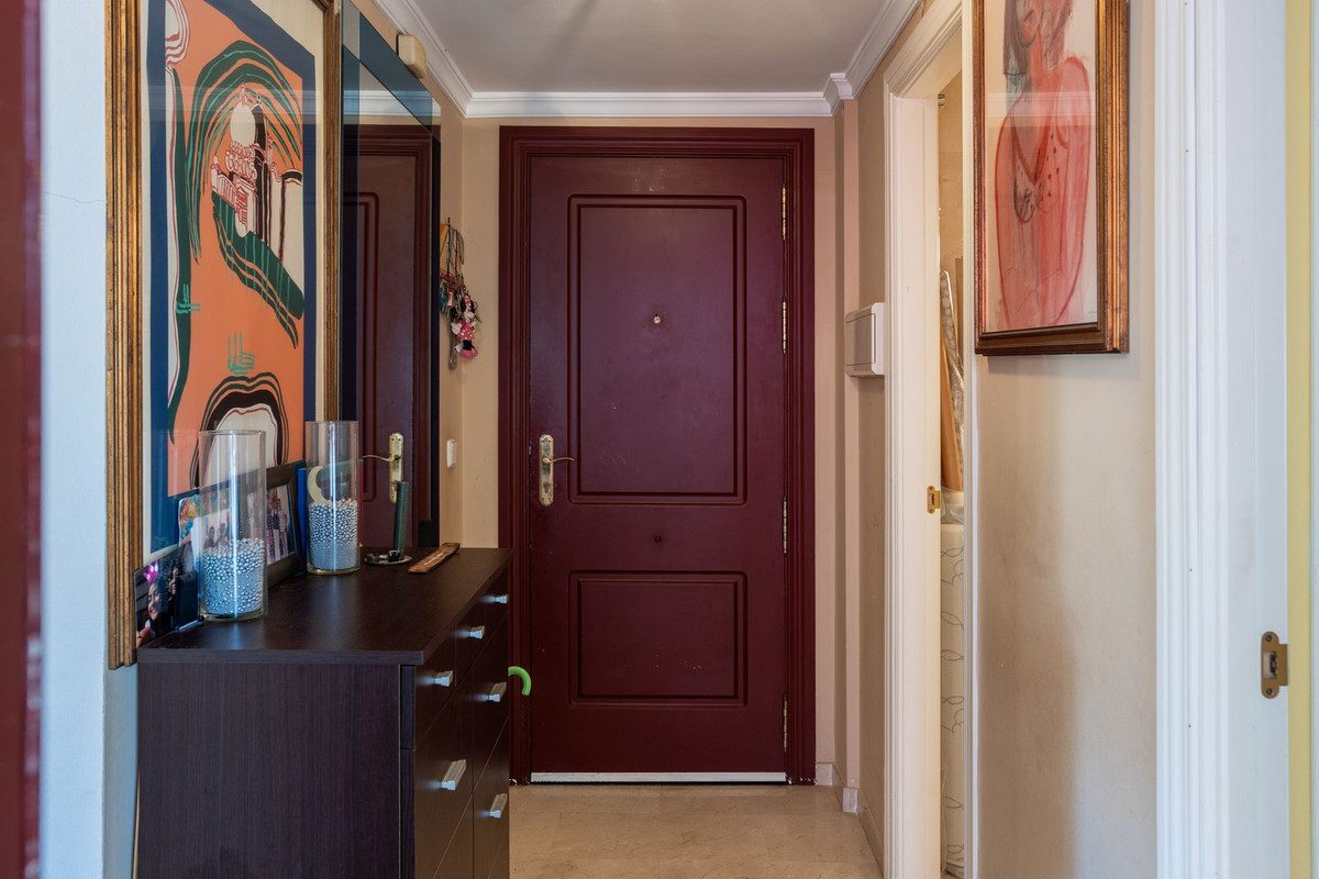 Middle Floor Apartment in Estepona, Costa del Sol – 3 beds – 485000 € - photo 10 of 28