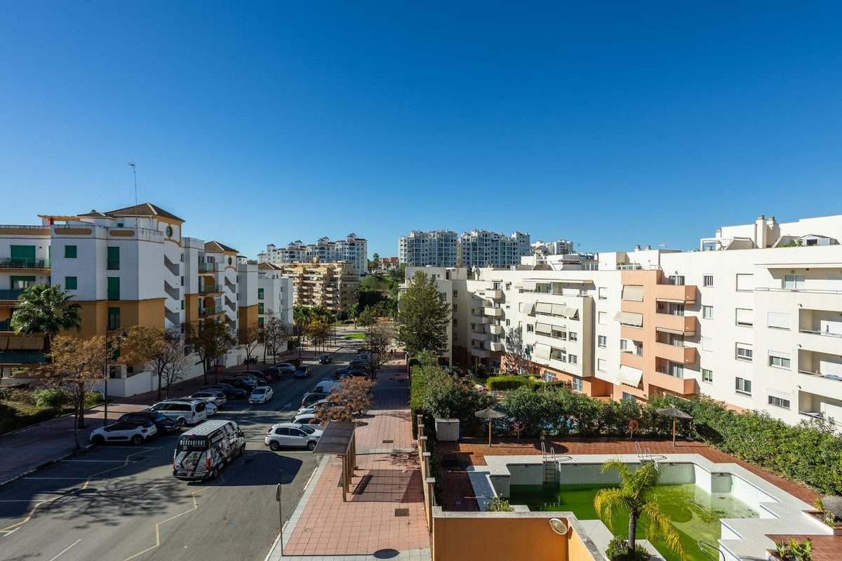 Middle Floor Apartment in Estepona, Costa del Sol – 3 beds – 485000 € - photo 21 of 28