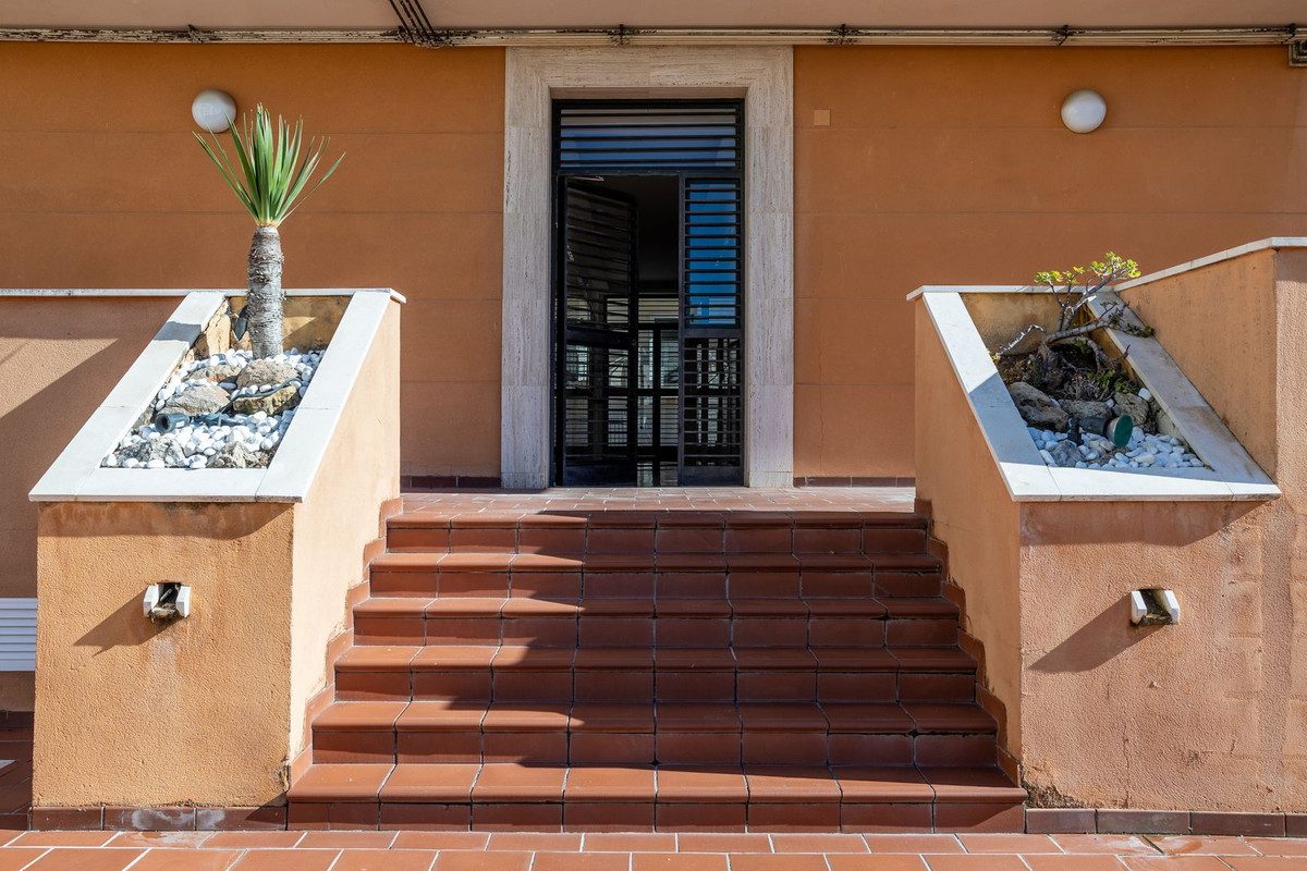 Middle Floor Apartment in Estepona, Costa del Sol – 3 beds – 485000 € - photo 27 of 28