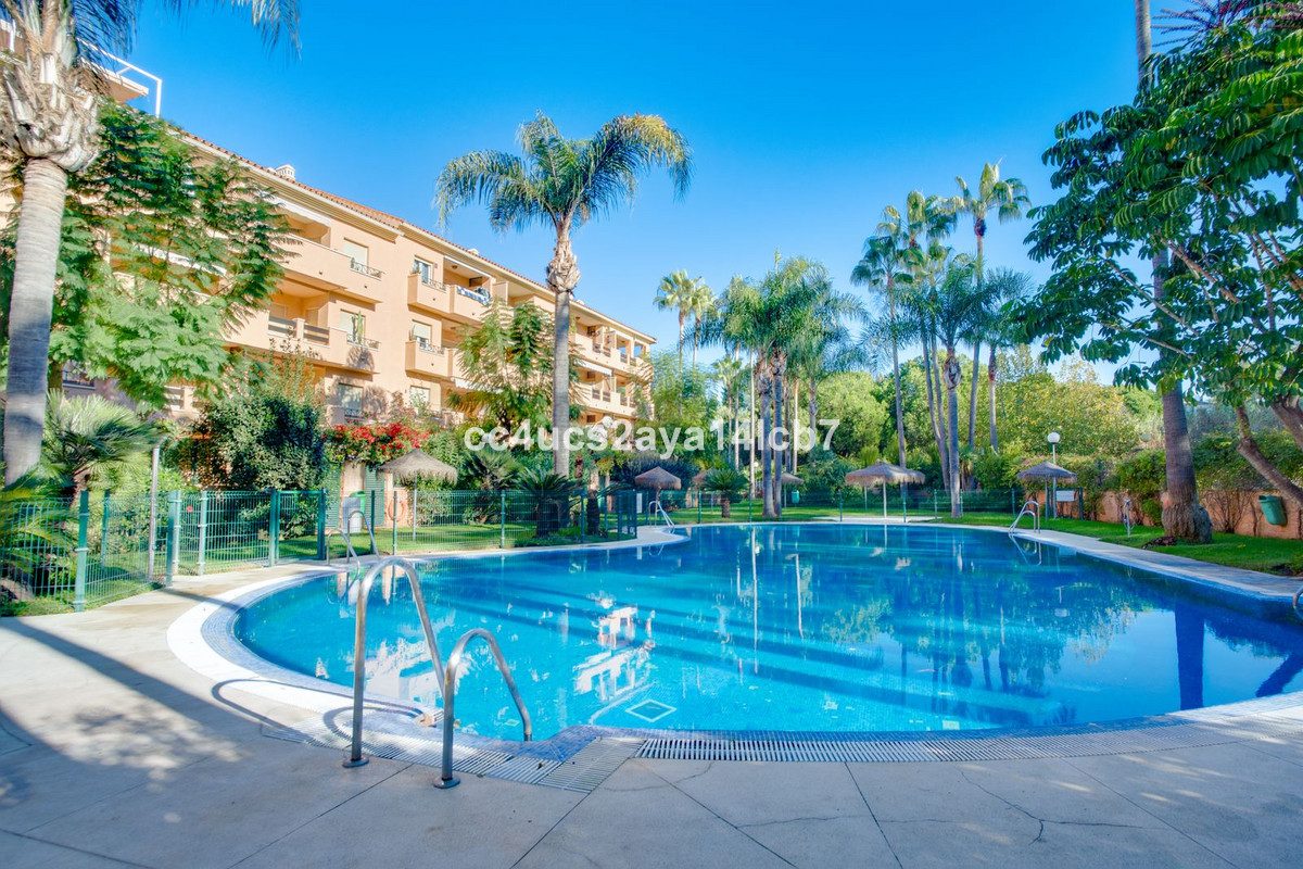 Middle Floor Apartment in Marbella, Costa del Sol – 3 beds – 455000 € - photo 2 of 26