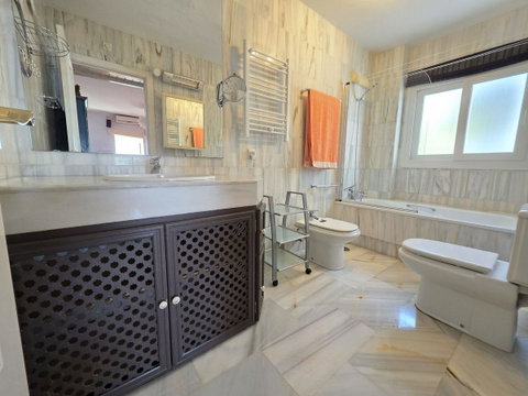 Middle Floor Apartment in Marbella, Costa del Sol – 2 beds – 399000 € - photo 8 of 26