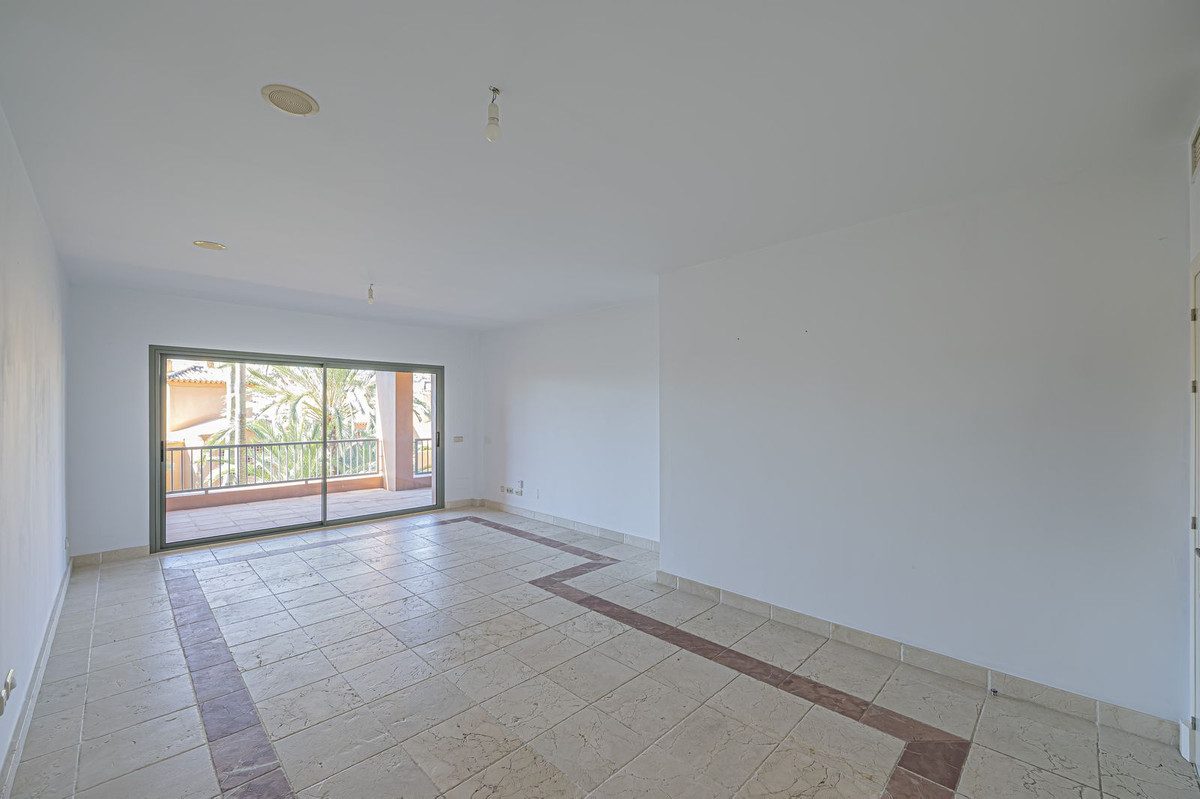 Middle Floor Apartment in Estepona, Costa del Sol – 2 beds – 420000 € - photo 2 of 38
