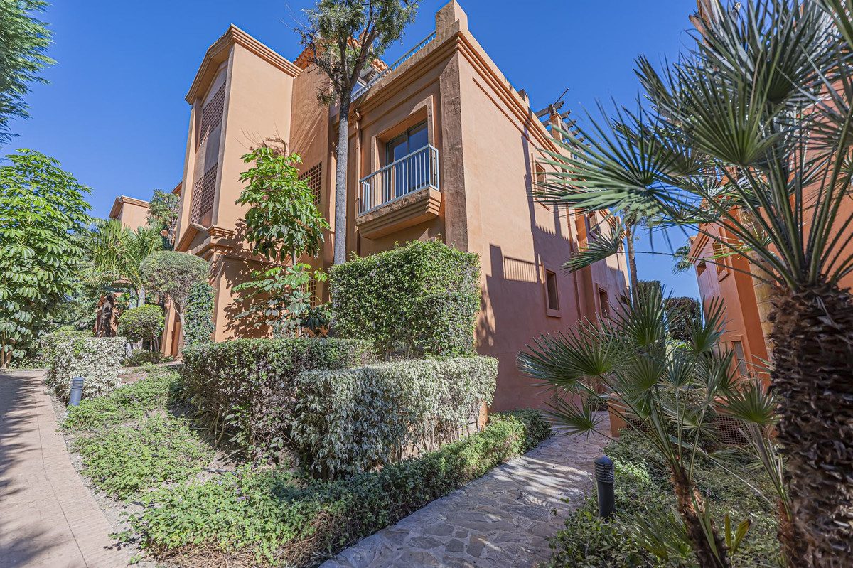 Middle Floor Apartment in Estepona, Costa del Sol – 2 beds – 420000 € - photo 3 of 38