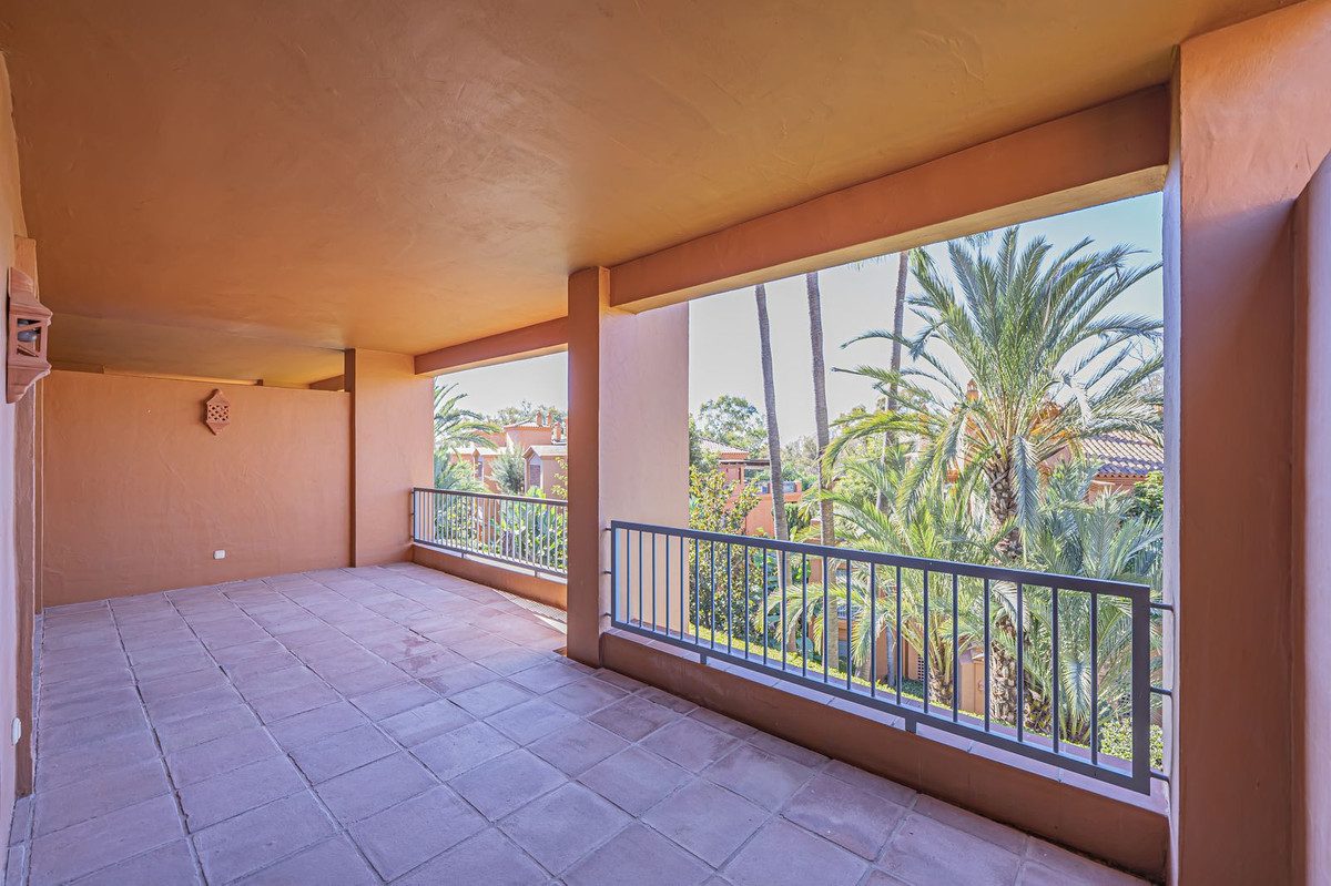 Middle Floor Apartment in Estepona, Costa del Sol – 2 beds – 420000 € - photo 4 of 38
