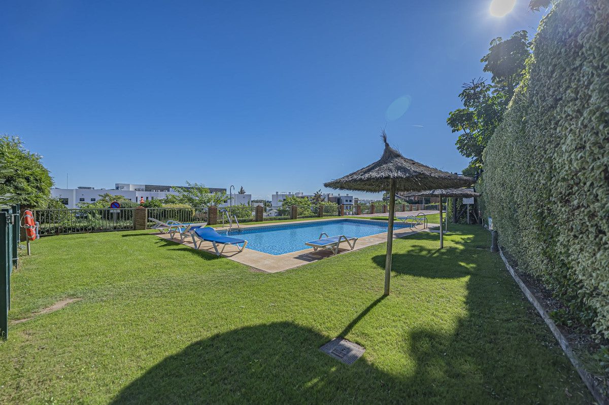 Middle Floor Apartment in Estepona, Costa del Sol – 2 beds – 420000 € - photo 5 of 38