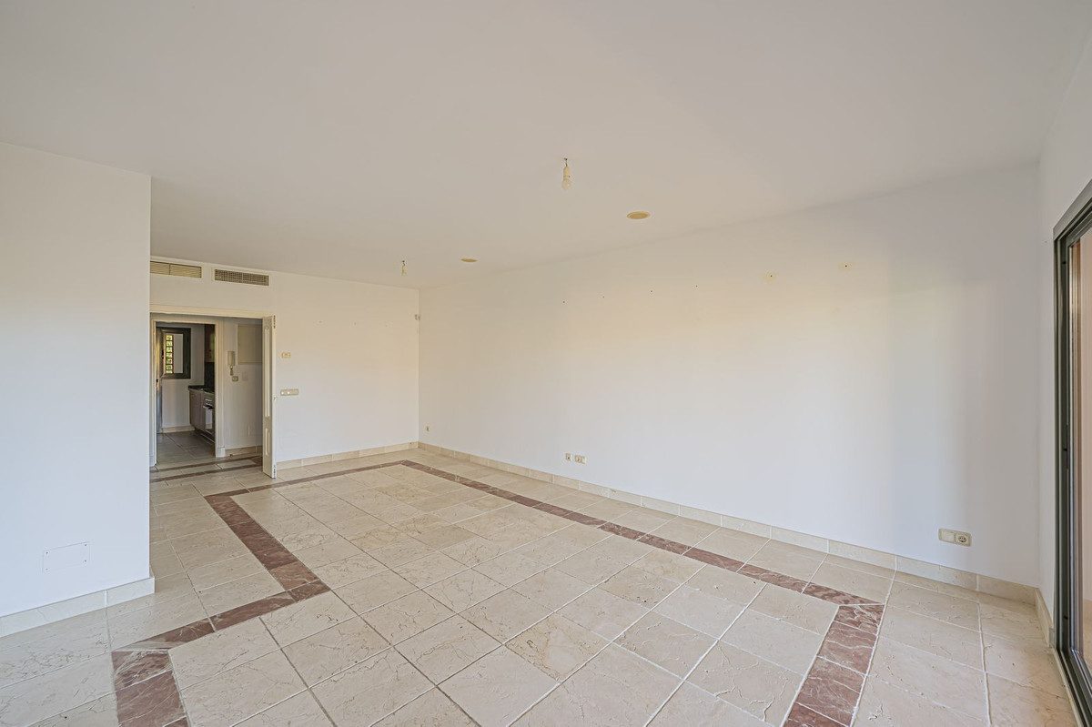 Middle Floor Apartment in Estepona, Costa del Sol – 2 beds – 420000 € - photo 6 of 38