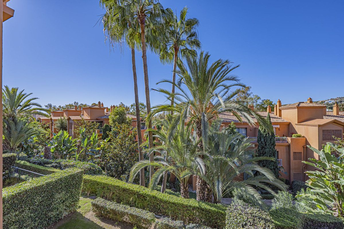 Middle Floor Apartment in Estepona, Costa del Sol – 2 beds – 420000 € - photo 7 of 38