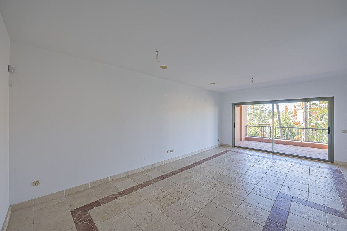 Middle Floor Apartment in Estepona, Costa del Sol – 2 beds – 420000 € - photo 9 of 38