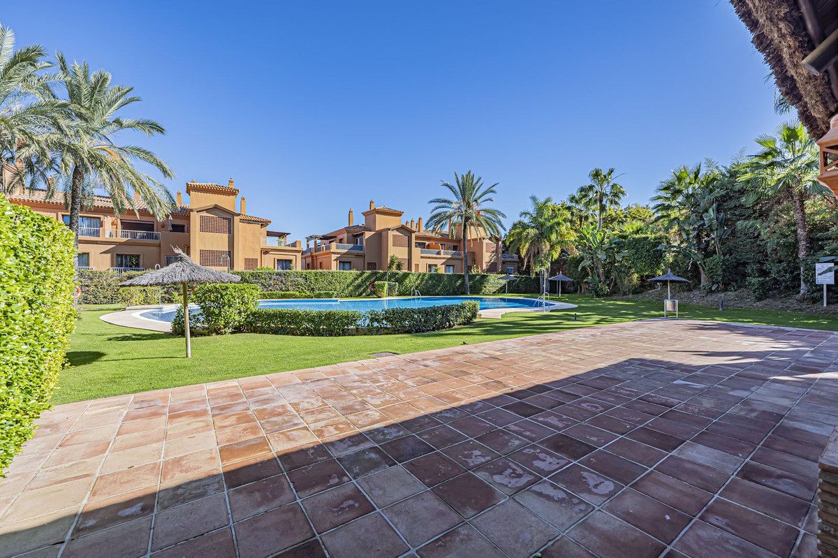 Middle Floor Apartment in Estepona, Costa del Sol – 2 beds – 420000 € - photo 11 of 38