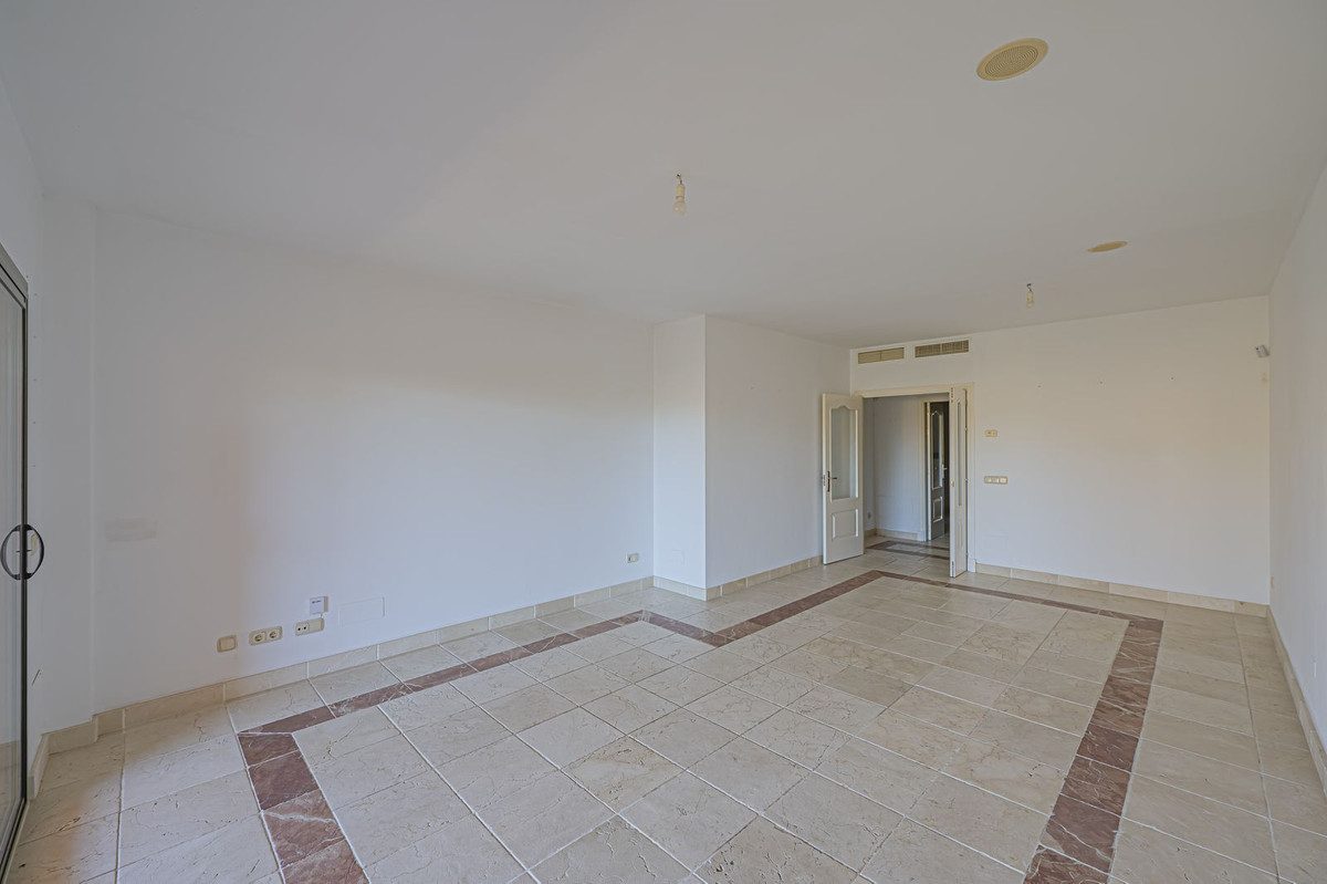 Middle Floor Apartment in Estepona, Costa del Sol – 2 beds – 420000 € - photo 12 of 38