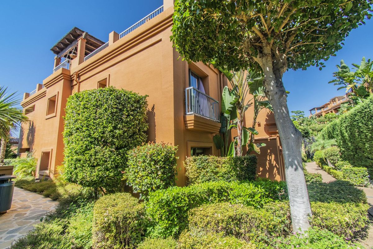 Middle Floor Apartment in Estepona, Costa del Sol – 2 beds – 420000 € - photo 14 of 38