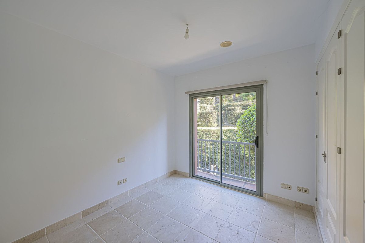 Middle Floor Apartment in Estepona, Costa del Sol – 2 beds – 420000 € - photo 15 of 38
