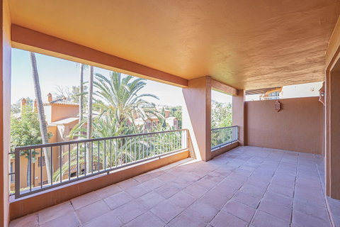 Middle Floor Apartment in Estepona, Costa del Sol – 2 beds – 420000 € - photo 17 of 38