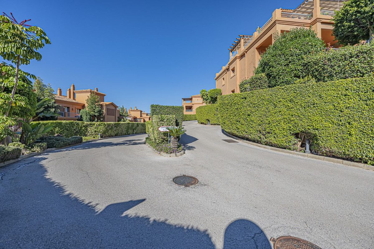 Middle Floor Apartment in Estepona, Costa del Sol – 2 beds – 420000 € - photo 18 of 38