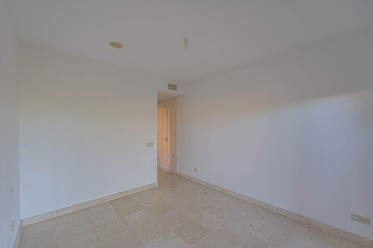 Middle Floor Apartment in Estepona, Costa del Sol – 2 beds – 420000 € - photo 19 of 38
