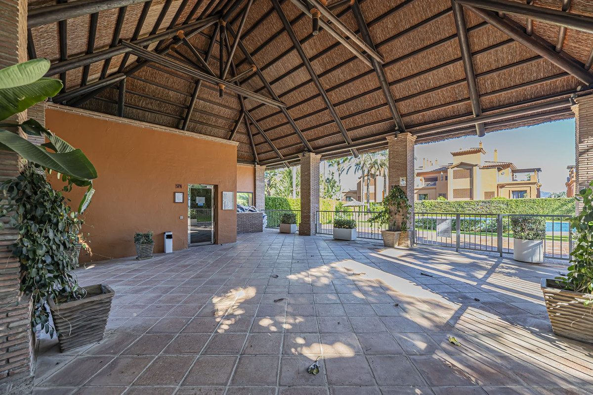 Middle Floor Apartment in Estepona, Costa del Sol – 2 beds – 420000 € - photo 20 of 38