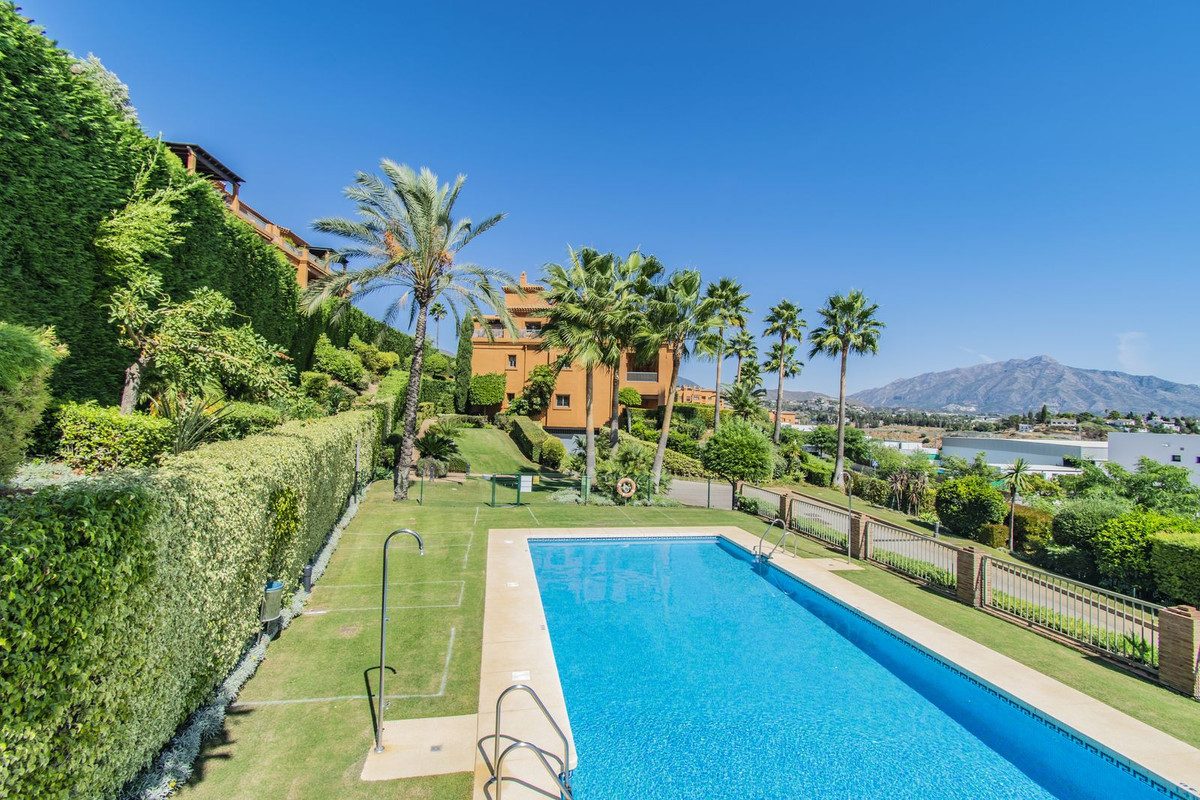 Middle Floor Apartment in Estepona, Costa del Sol – 2 beds – 420000 € - photo 22 of 38