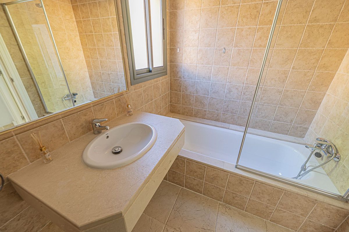 Middle Floor Apartment in Estepona, Costa del Sol – 2 beds – 420000 € - photo 23 of 38