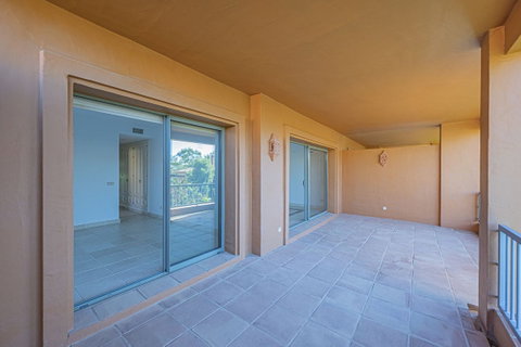 Middle Floor Apartment in Estepona, Costa del Sol – 2 beds – 420000 € - photo 24 of 38