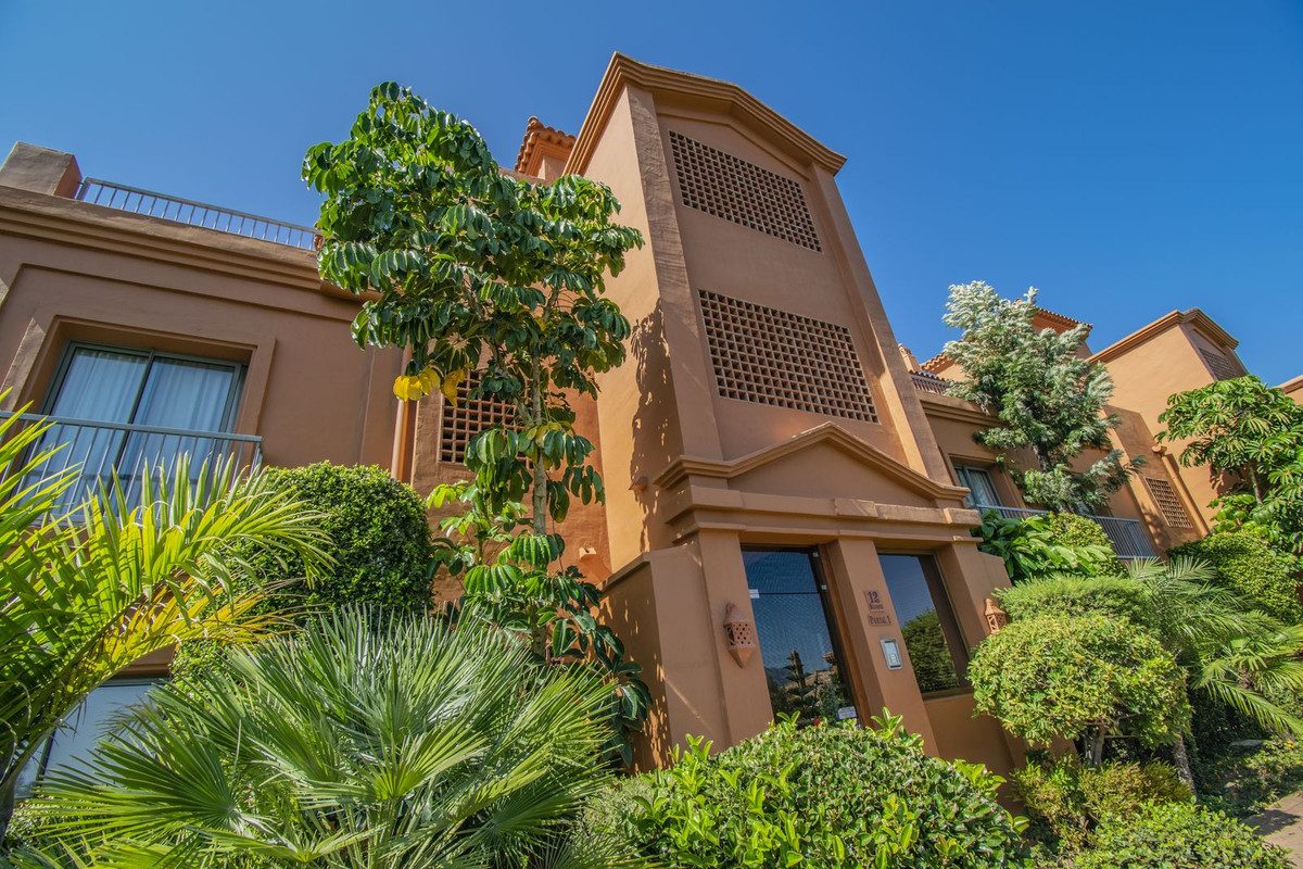Middle Floor Apartment in Estepona, Costa del Sol – 2 beds – 420000 € - photo 25 of 38