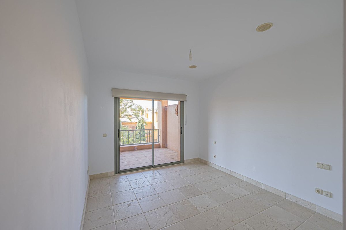 Middle Floor Apartment in Estepona, Costa del Sol – 2 beds – 420000 € - photo 26 of 38