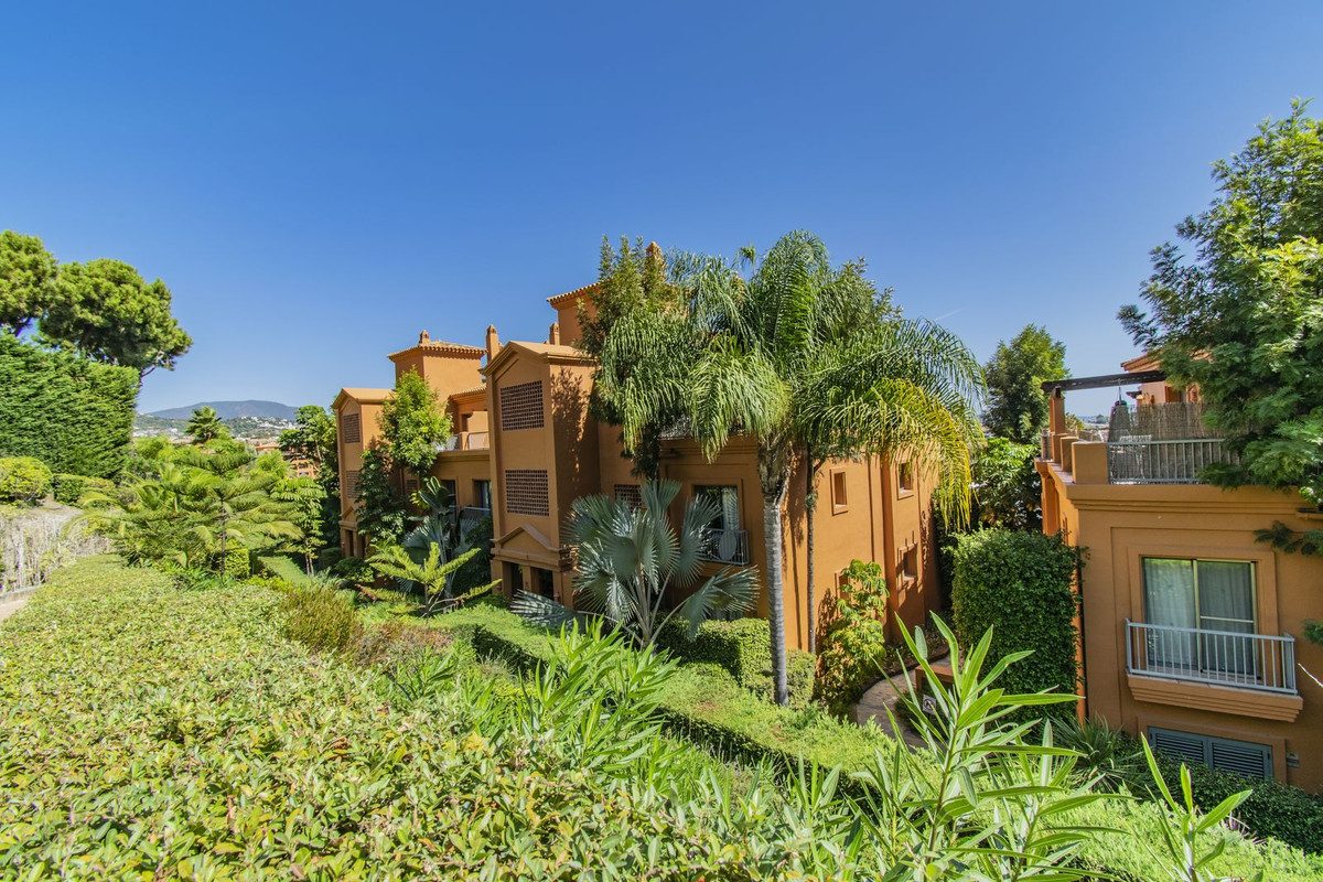 Middle Floor Apartment in Estepona, Costa del Sol – 2 beds – 420000 € - photo 27 of 38
