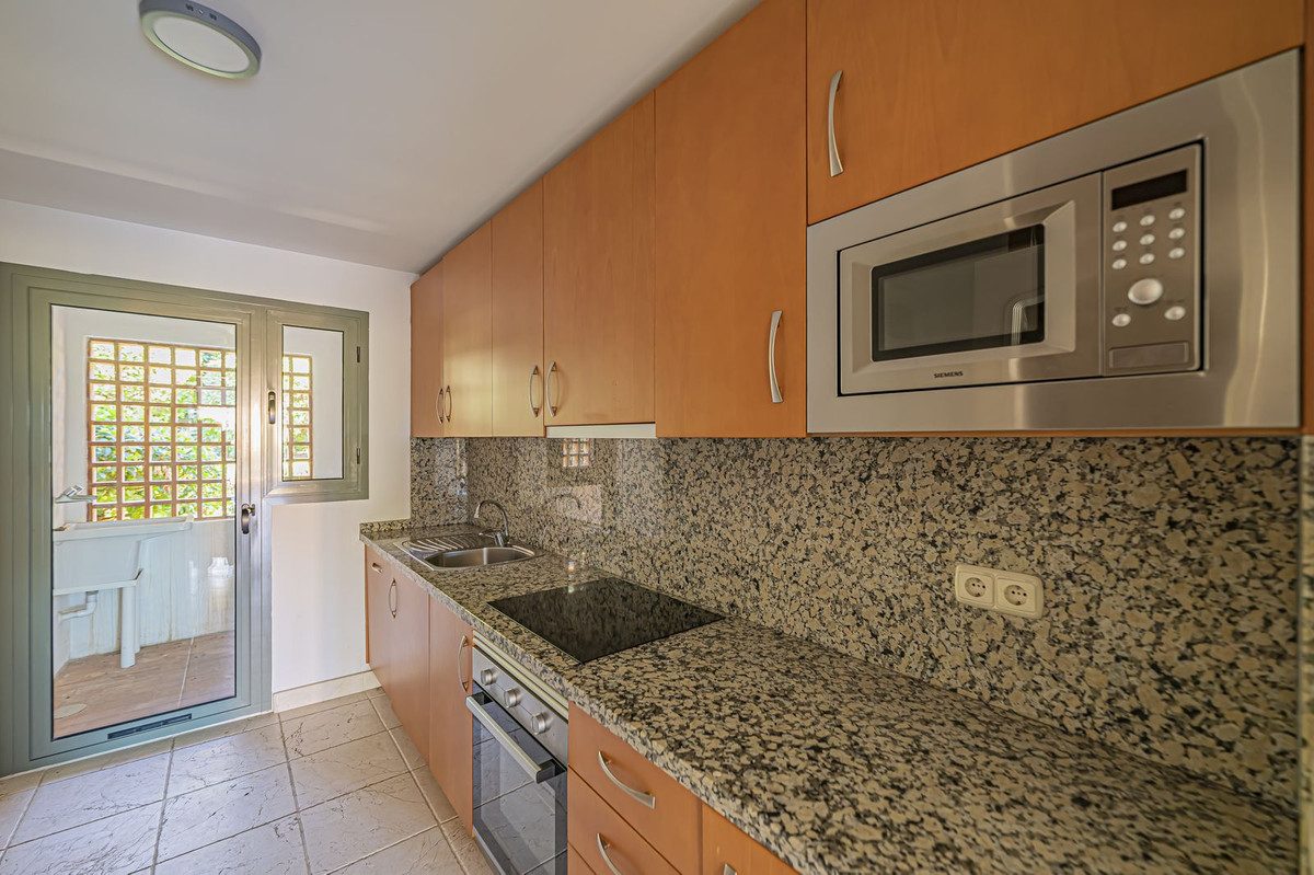 Middle Floor Apartment in Estepona, Costa del Sol – 2 beds – 420000 € - photo 28 of 38