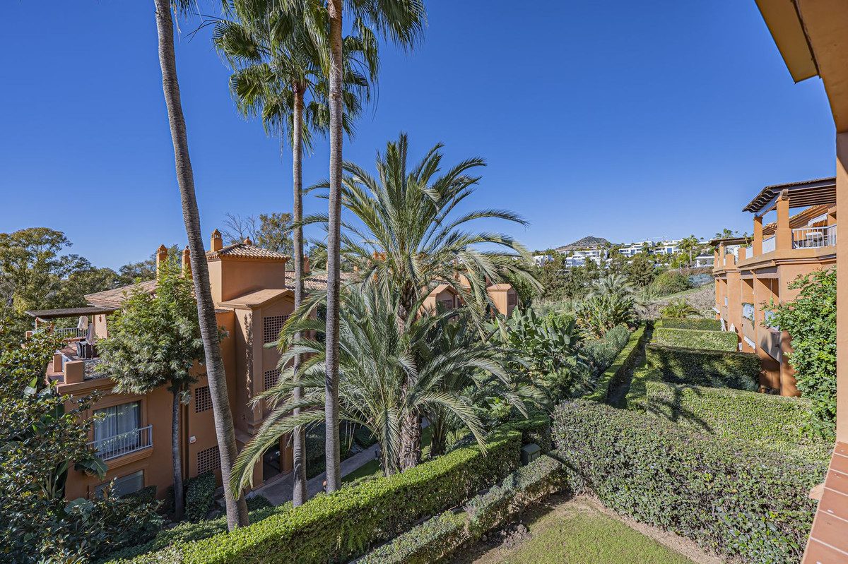 Middle Floor Apartment in Estepona, Costa del Sol – 2 beds – 420000 € - photo 29 of 38