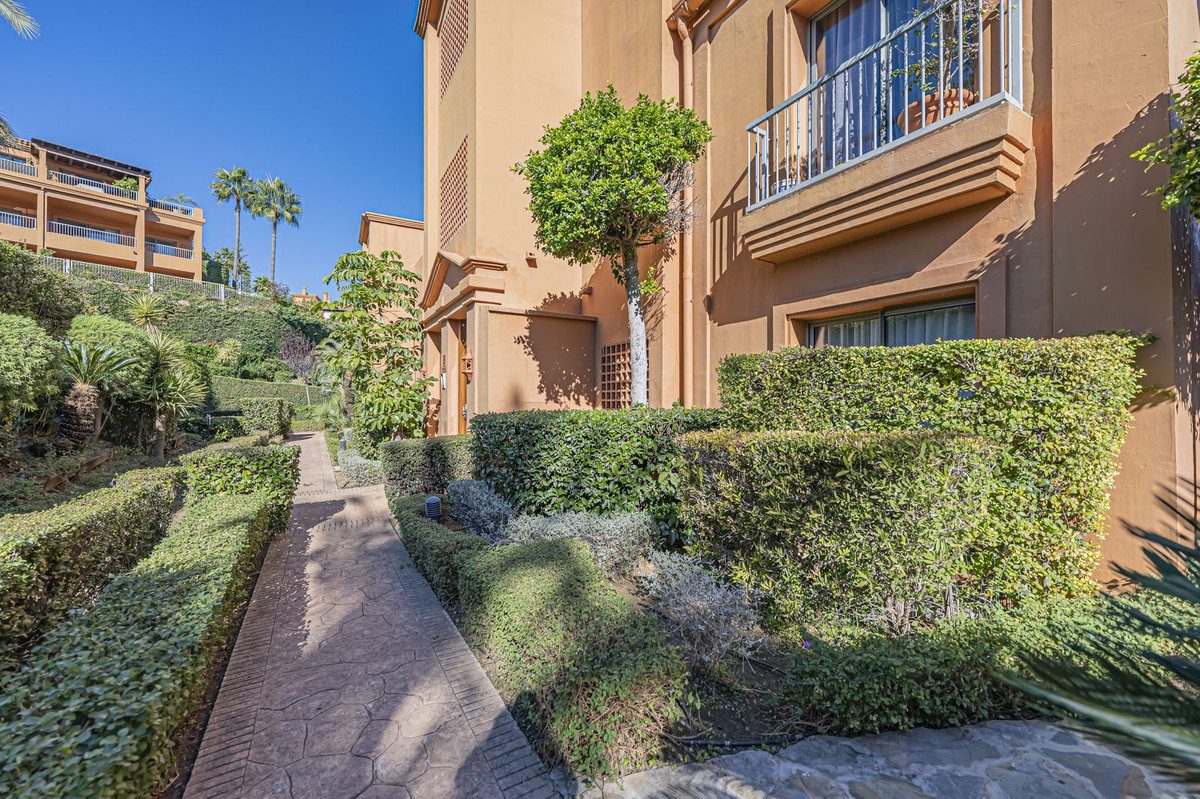 Middle Floor Apartment in Estepona, Costa del Sol – 2 beds – 420000 € - photo 32 of 38