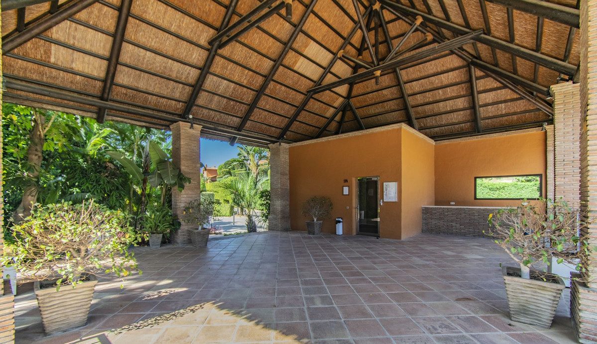 Middle Floor Apartment in Estepona, Costa del Sol – 2 beds – 420000 € - photo 33 of 38