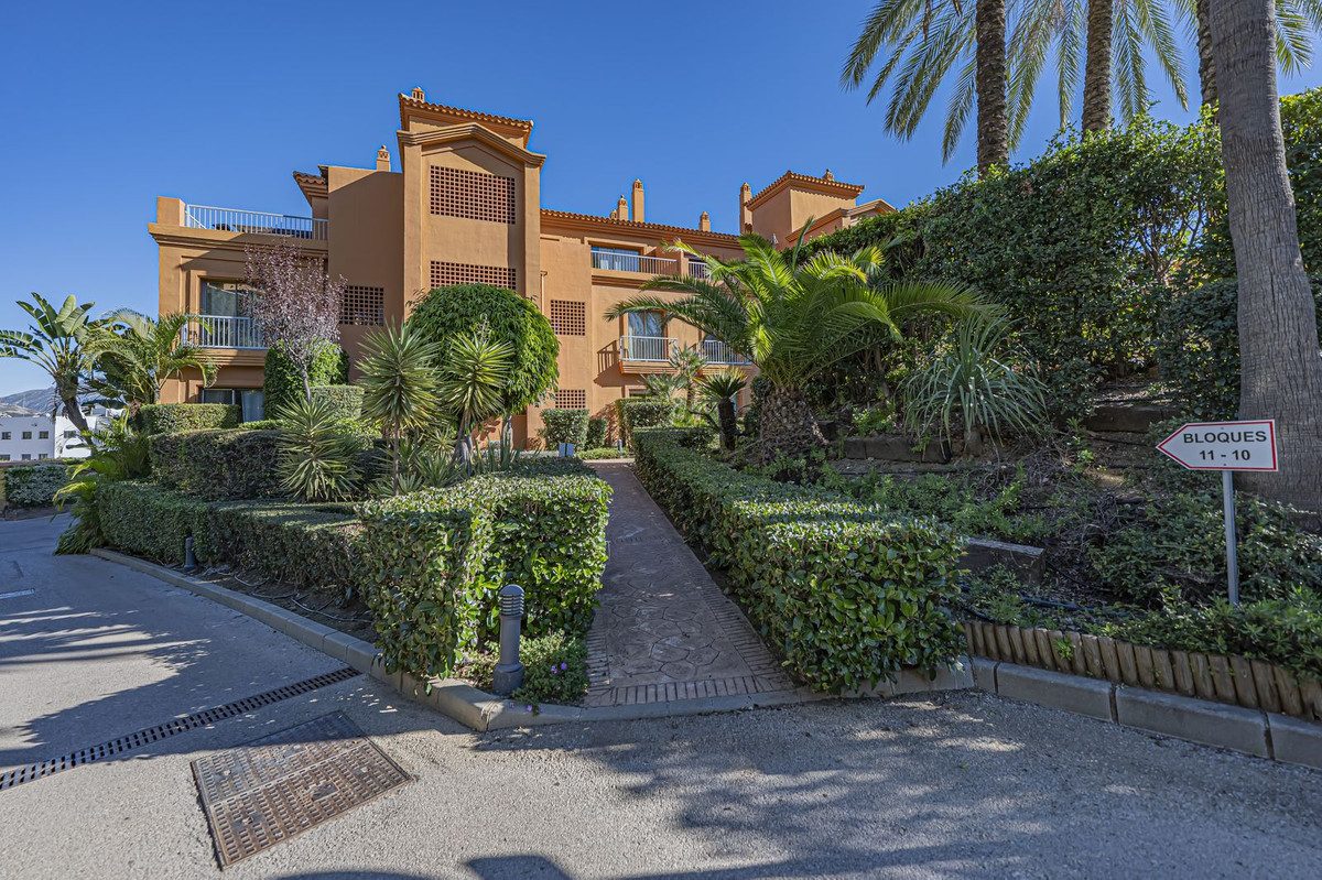 Middle Floor Apartment in Estepona, Costa del Sol – 2 beds – 420000 € - photo 34 of 38