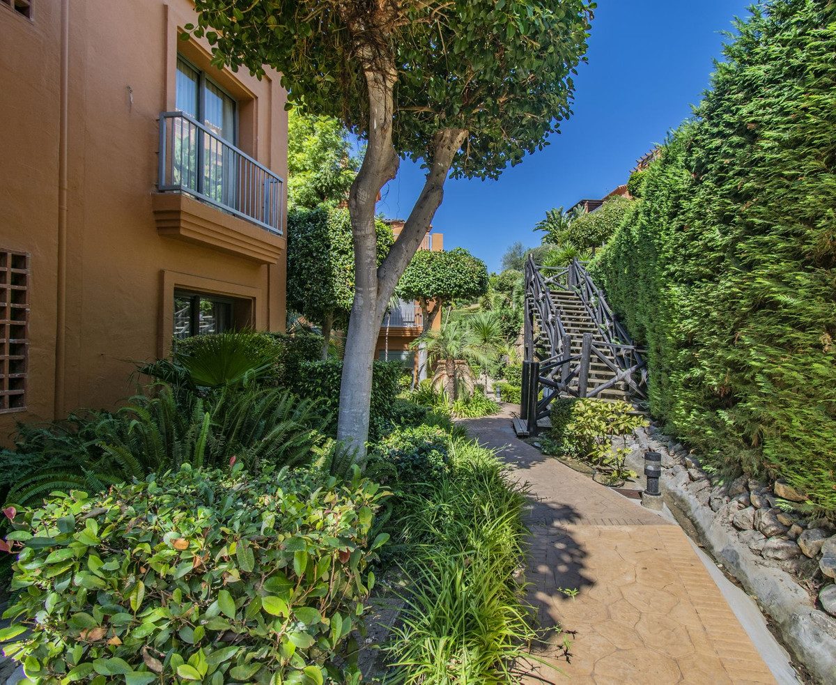 Middle Floor Apartment in Estepona, Costa del Sol – 2 beds – 420000 € - photo 35 of 38