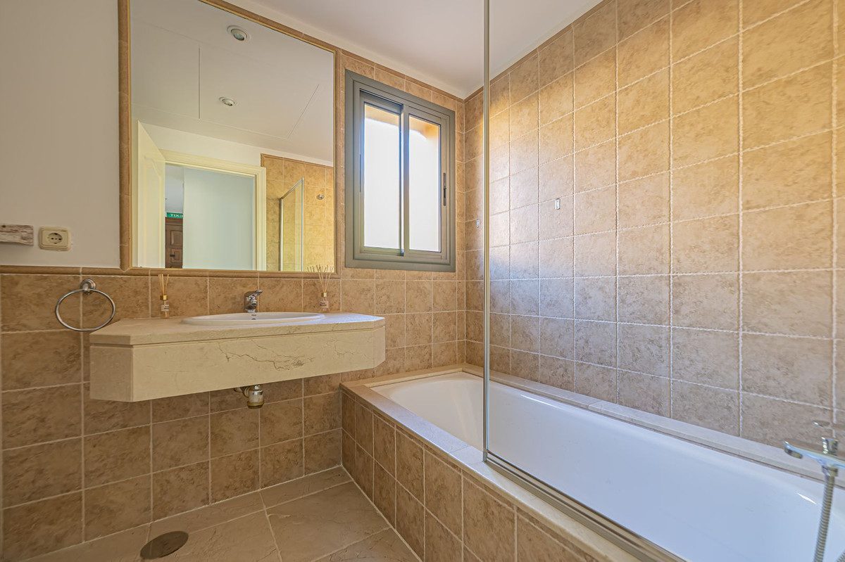 Middle Floor Apartment in Estepona, Costa del Sol – 2 beds – 420000 € - photo 36 of 38