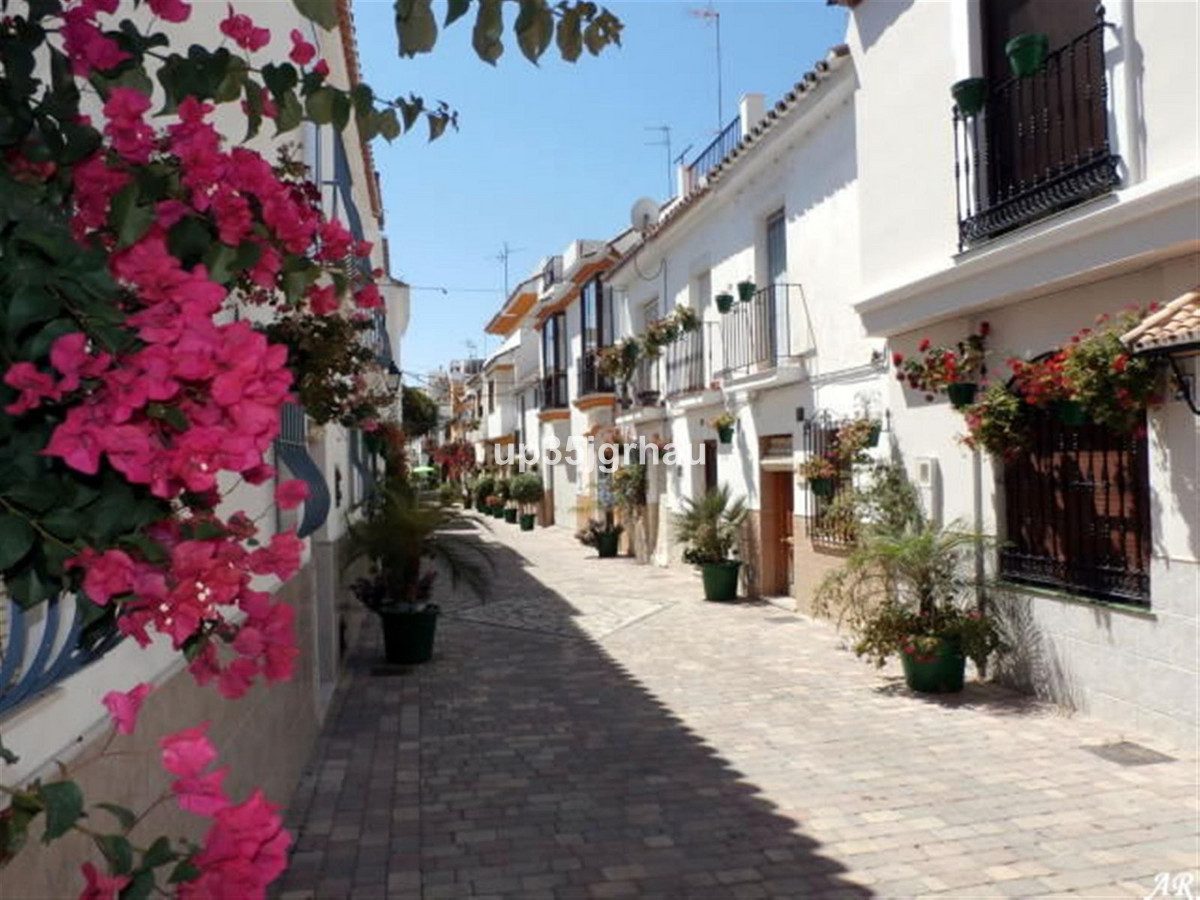 Middle Floor Apartment in Estepona, Costa del Sol – 2 beds – 495000 € - photo 18 of 21