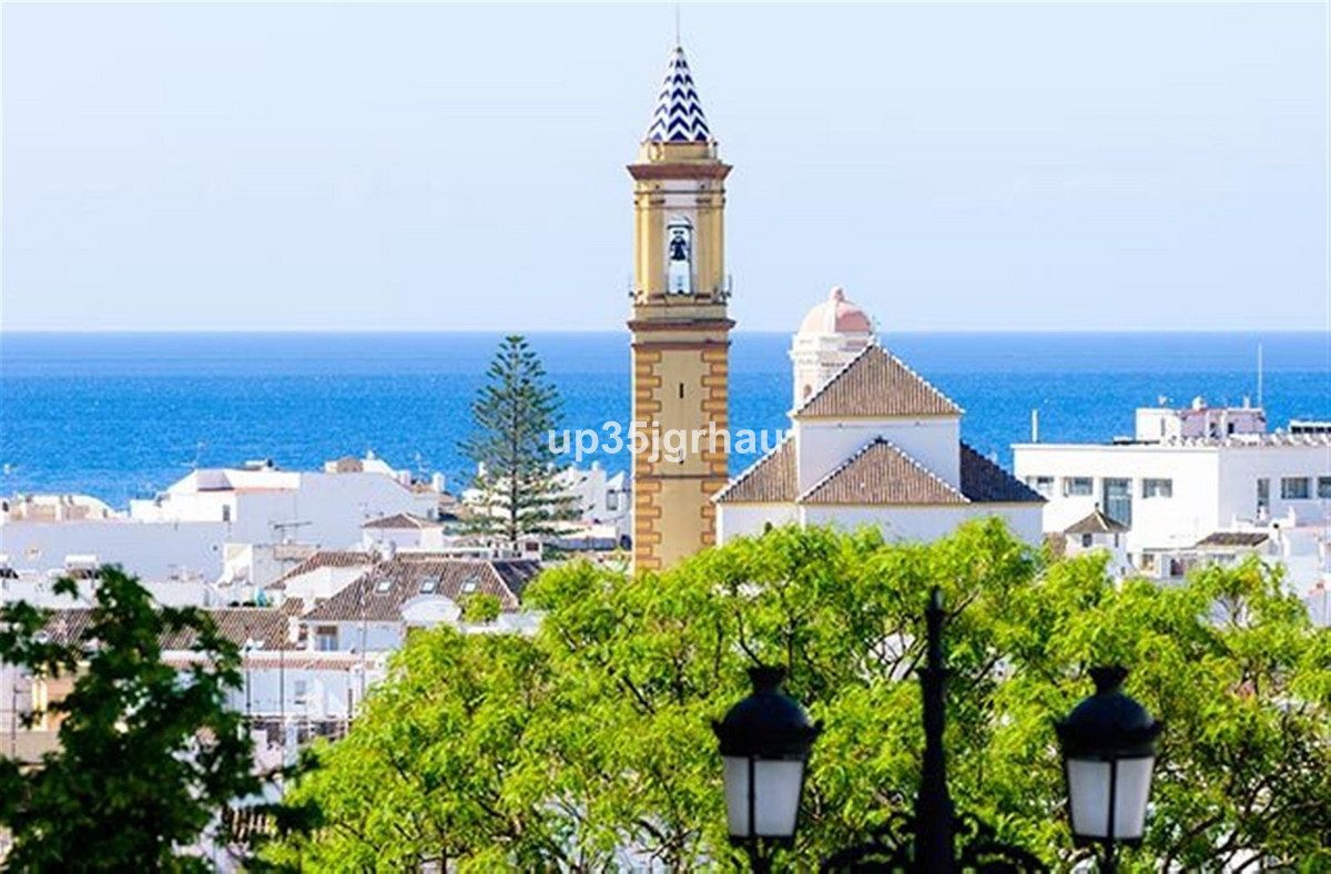 Middle Floor Apartment in Estepona, Costa del Sol – 2 beds – 495000 € - photo 19 of 21