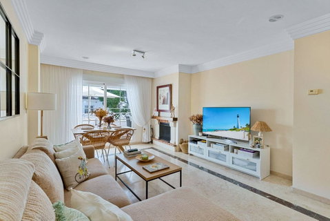 Middle Floor Apartment in Marbella, Costa del Sol – 2 beds – 395000 € - photo 2 of 23