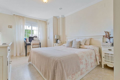 Middle Floor Apartment in Marbella, Costa del Sol – 2 beds – 395000 € - photo 5 of 23