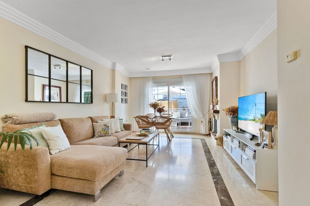 Middle Floor Apartment in Marbella, Costa del Sol – 2 beds – 395000 € - photo 7 of 23