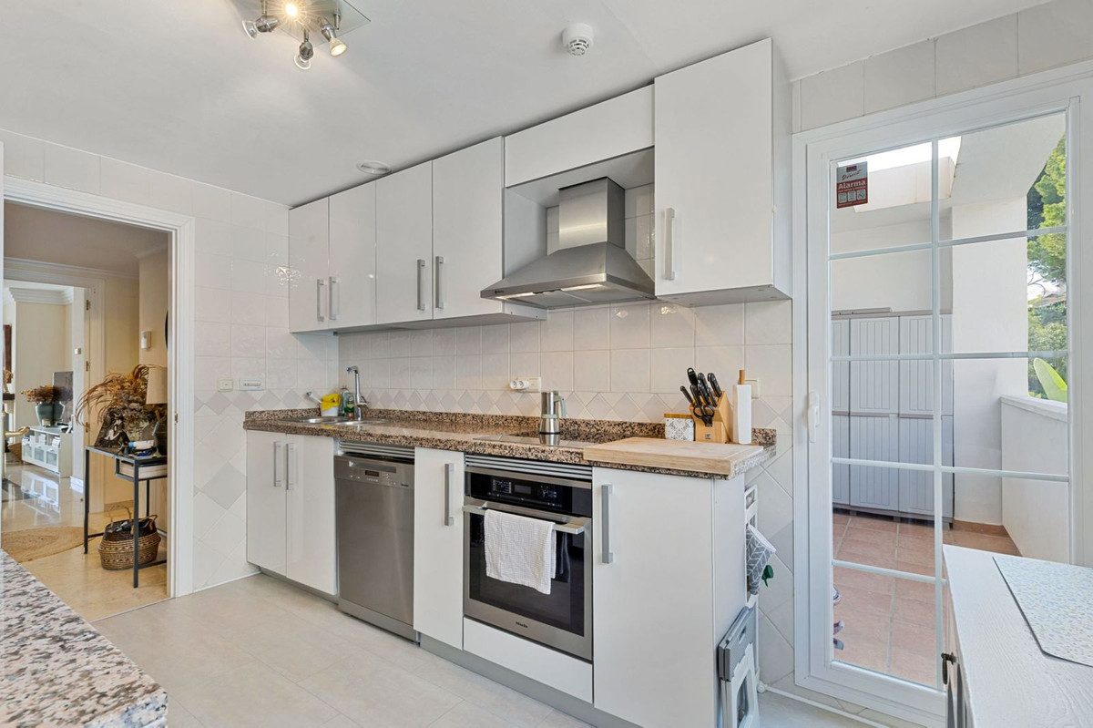 Middle Floor Apartment in Marbella, Costa del Sol – 2 beds – 395000 € - photo 11 of 23