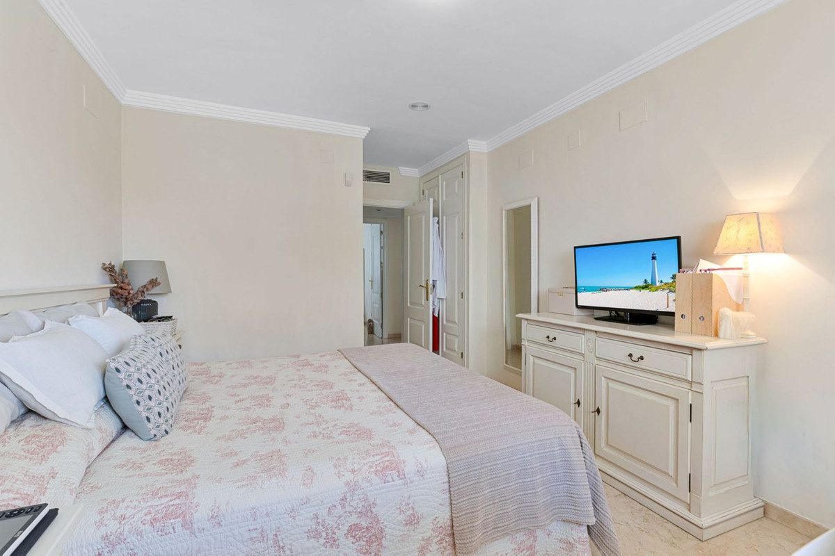 Middle Floor Apartment in Marbella, Costa del Sol – 2 beds – 395000 € - photo 13 of 23