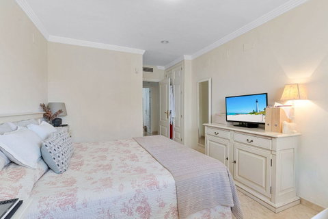 Middle Floor Apartment in Marbella, Costa del Sol – 2 beds – 395000 € - photo 13 of 23