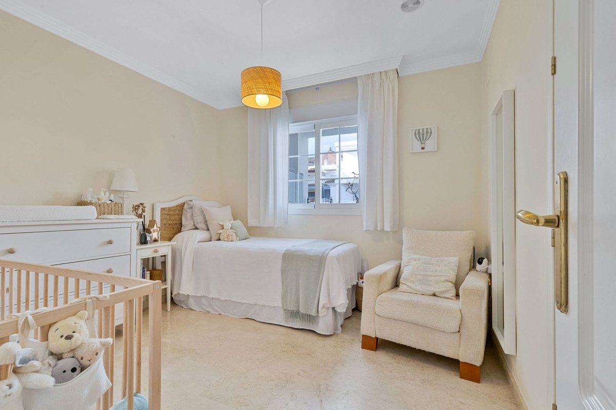 Middle Floor Apartment in Marbella, Costa del Sol – 2 beds – 395000 € - photo 15 of 23